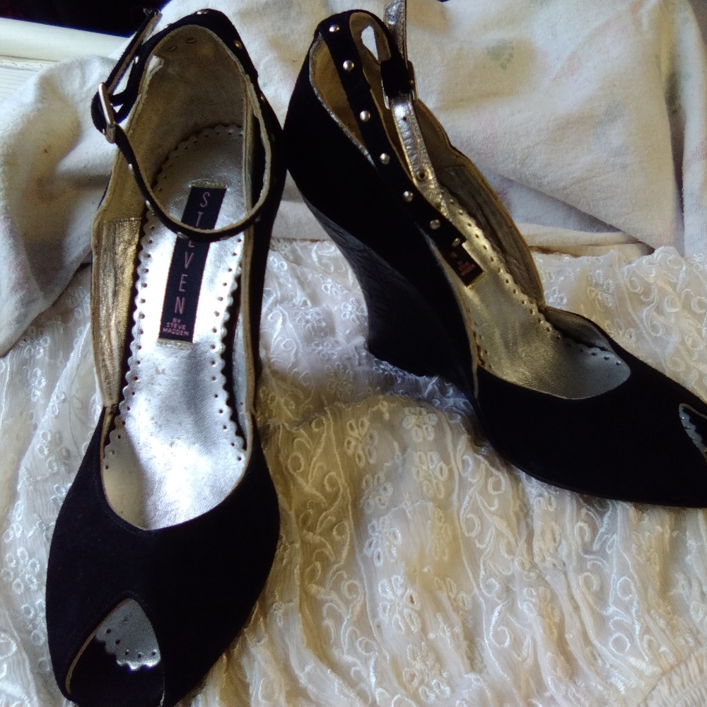Steven Madden "Rheena" black Velvet Wedges trimmed in silver,made in Spain. - Picture 10 of 10